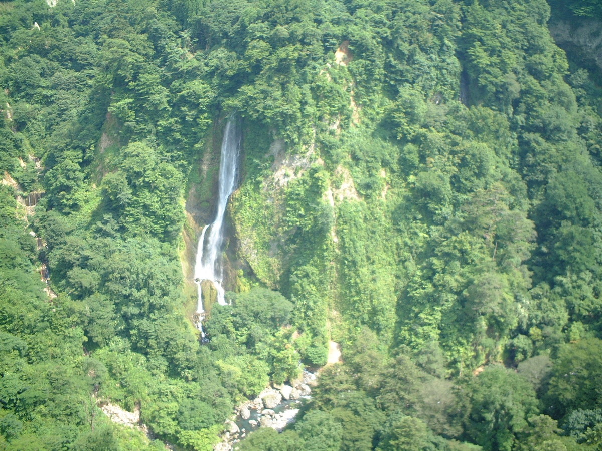 震動の滝