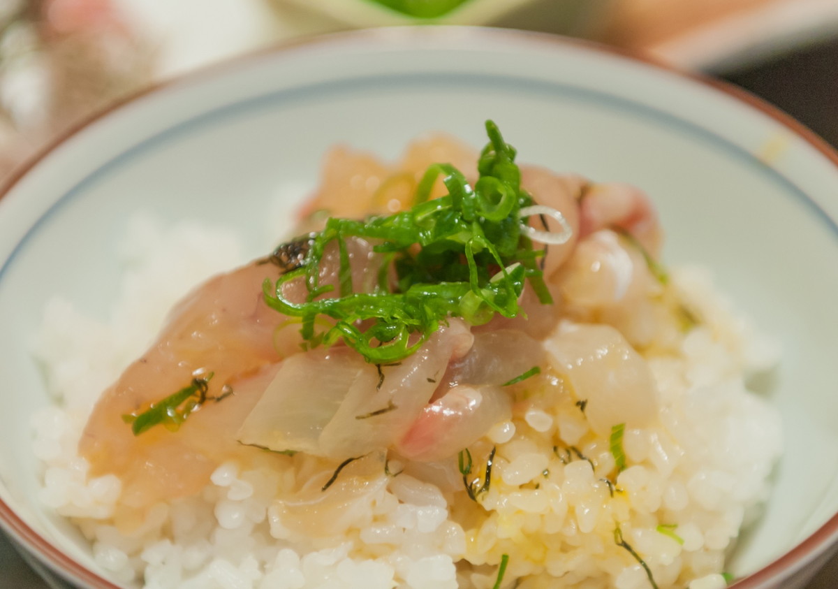 かどや駅前本店・鯛飯