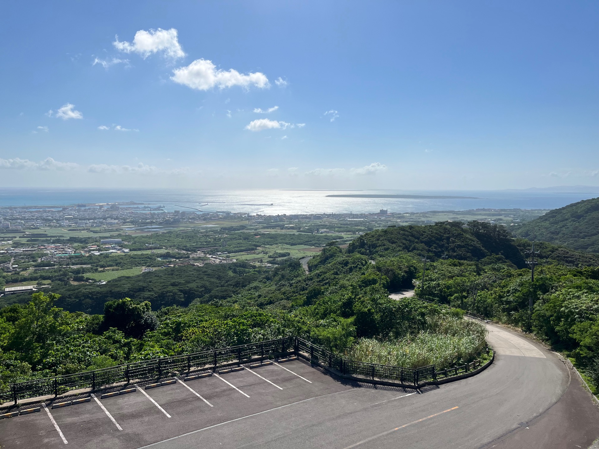 エメラルドの海を見る展望台