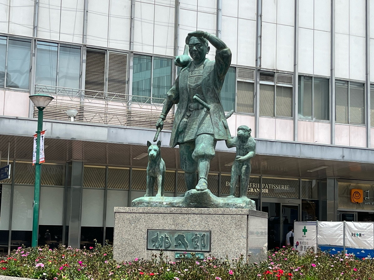 桃太郎像