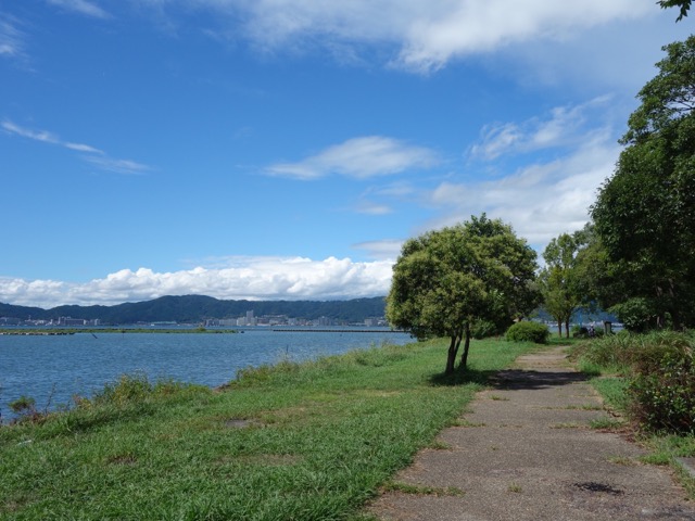 湖岸緑地